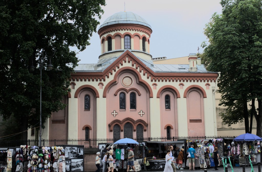 Церковь с куполом, прилавки с подарками