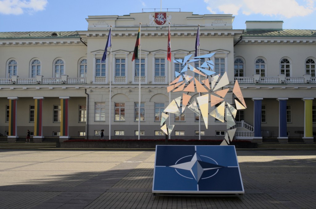 Дворец, на площади символика саммита блока НАТО