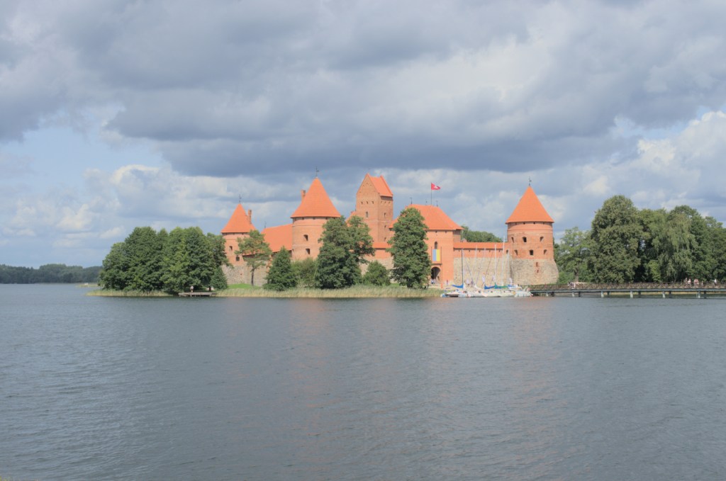 Замок посреди озера