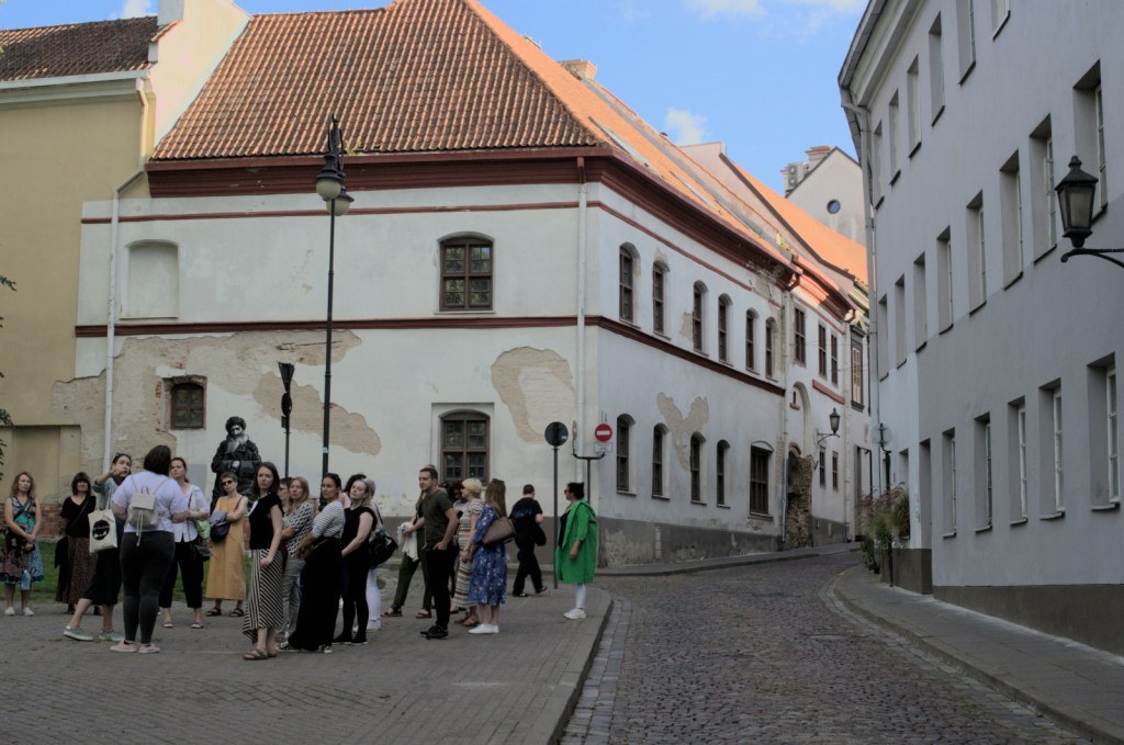 Улица с невысокими белыми домами