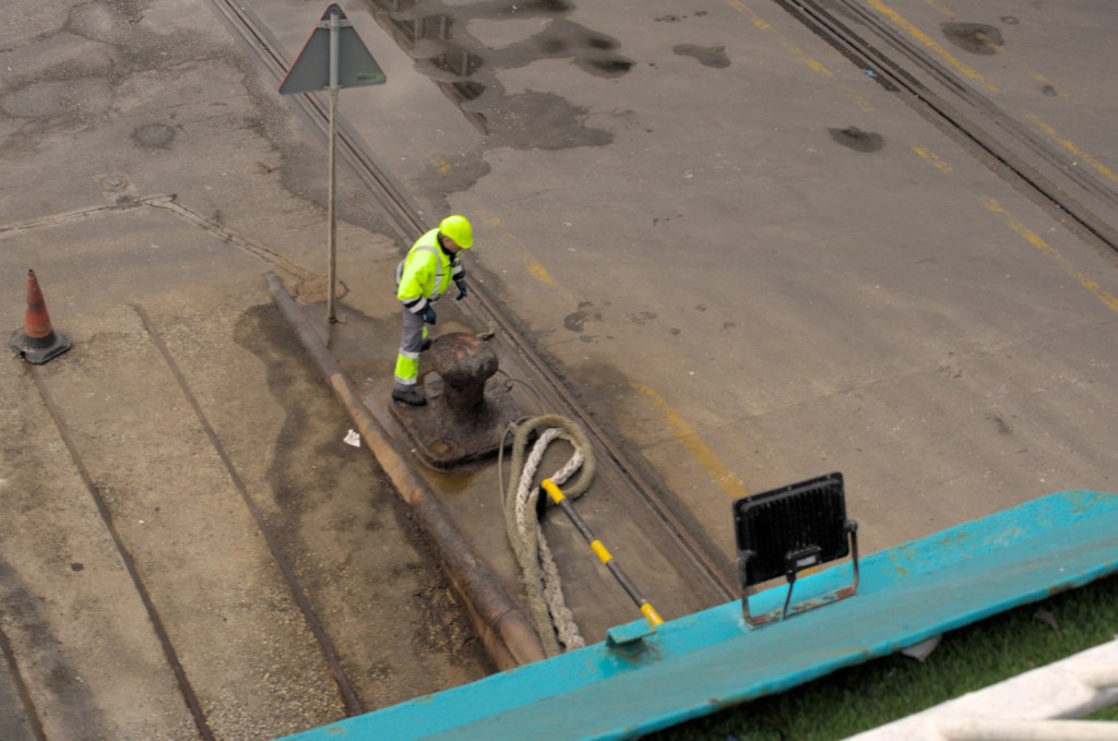 Сотрудник порта отдаёт швартовы