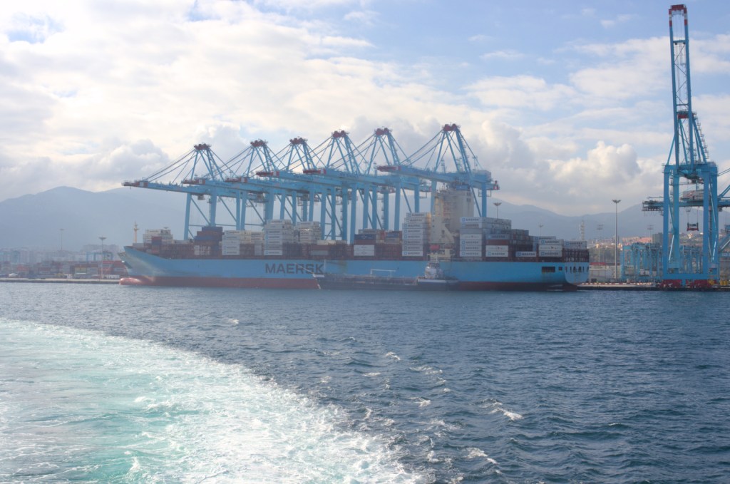 Контейнеровоз под портовыми кранами