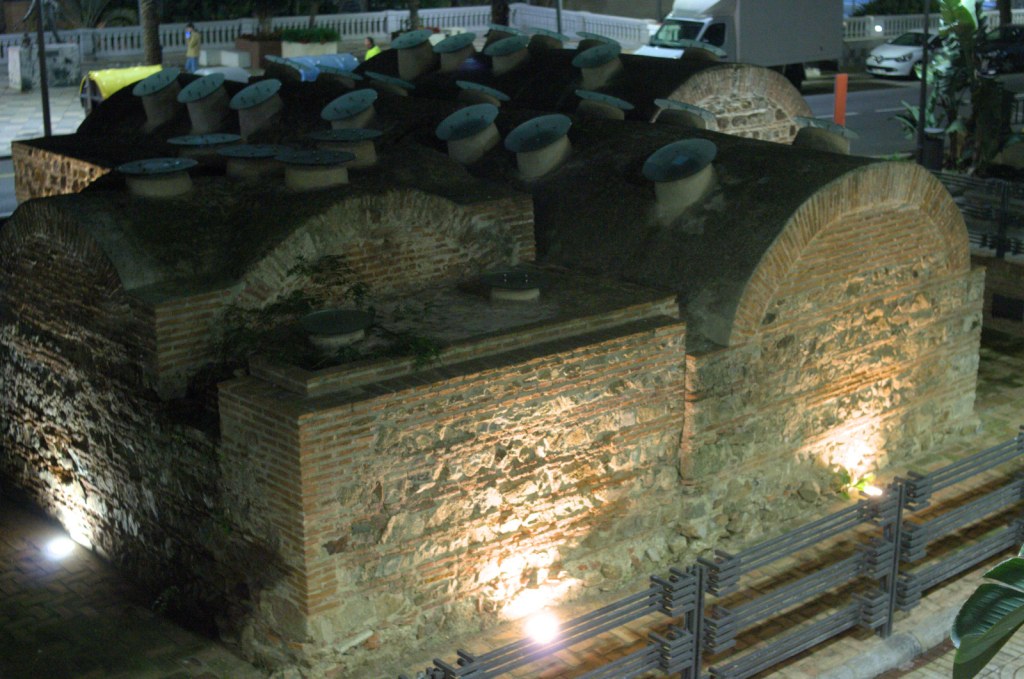 Кирпично-каменная постройка с полукруглыми сводами и люками в крыше