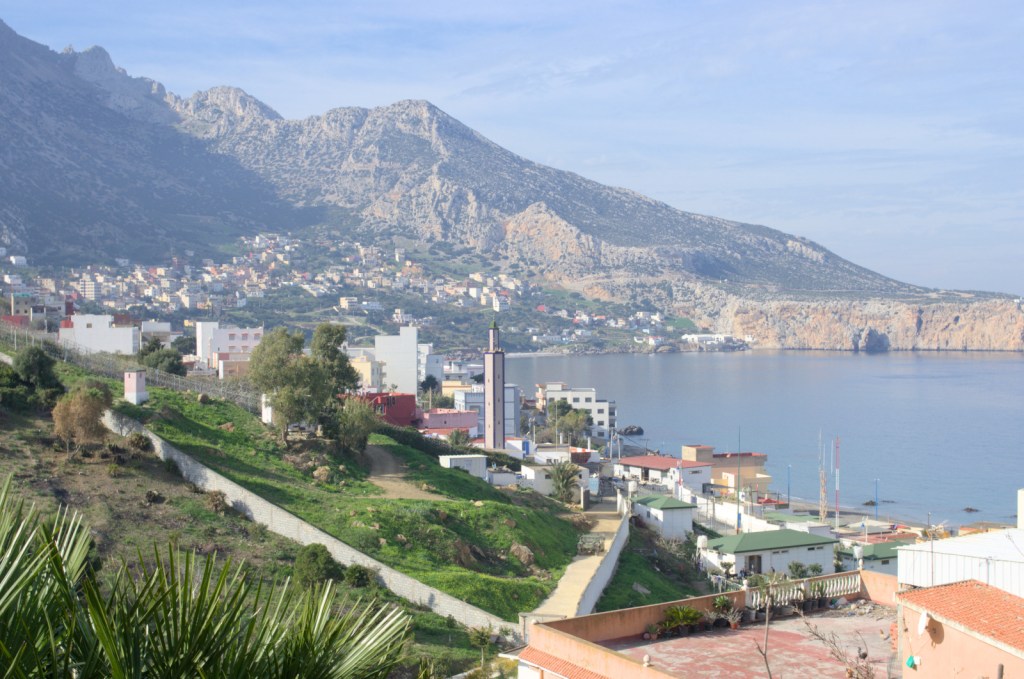 Городок у бухты, возвышается минарет мечети