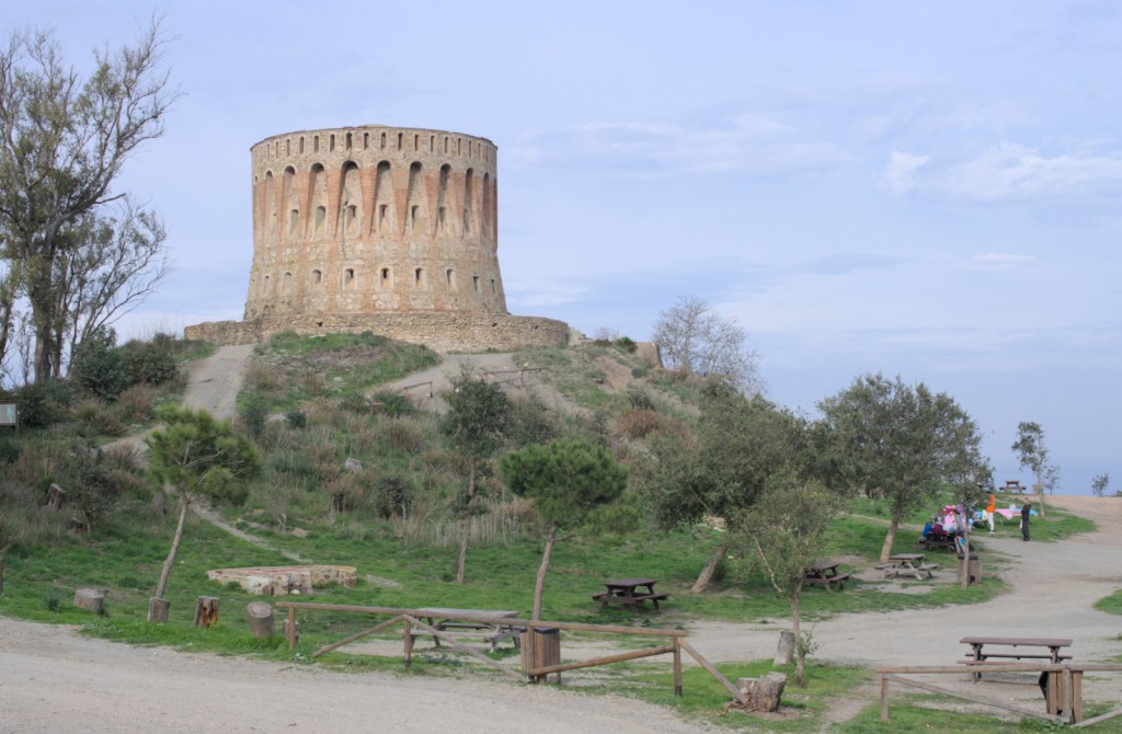 Башня-форт, под ней скамейки и зона отдыха