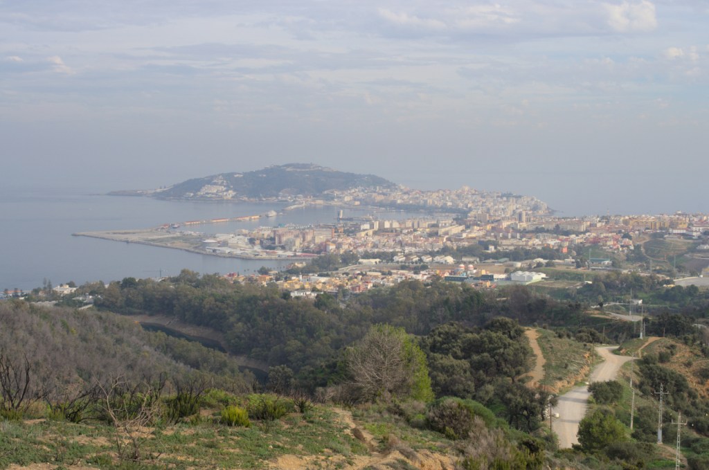 Полуостров уходит вдаль, на нём портовый город