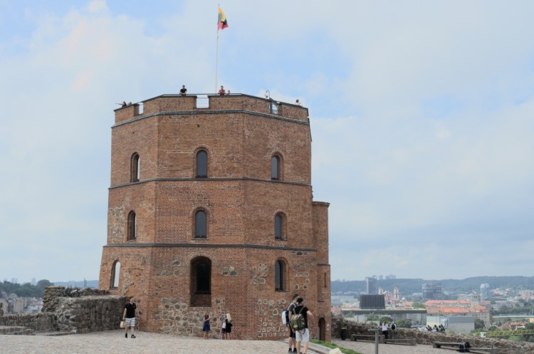 Кирпичная башня на горе. Вид на город